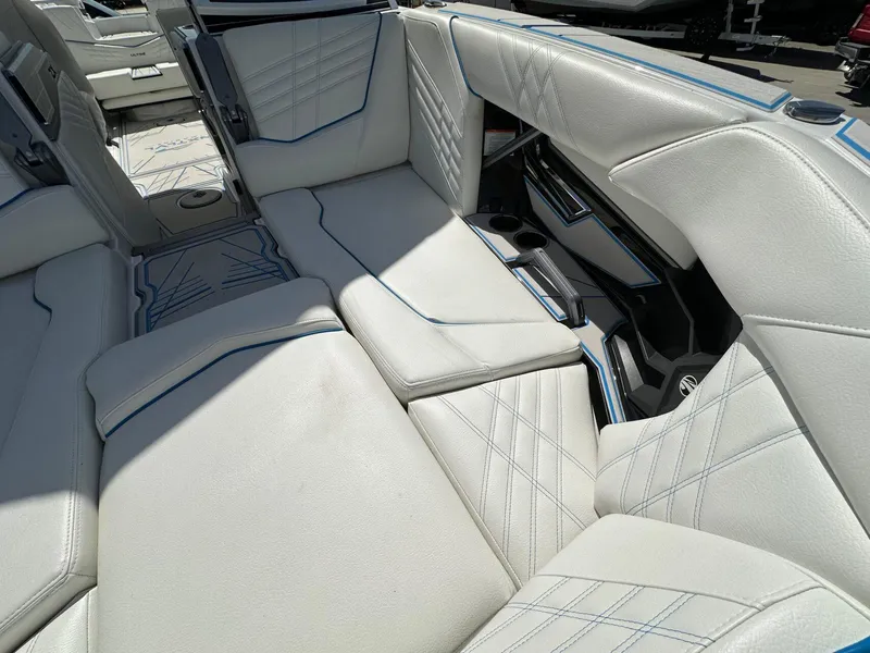 Slide: The Image of Tigé Ultré 25ZX 2025 - 29