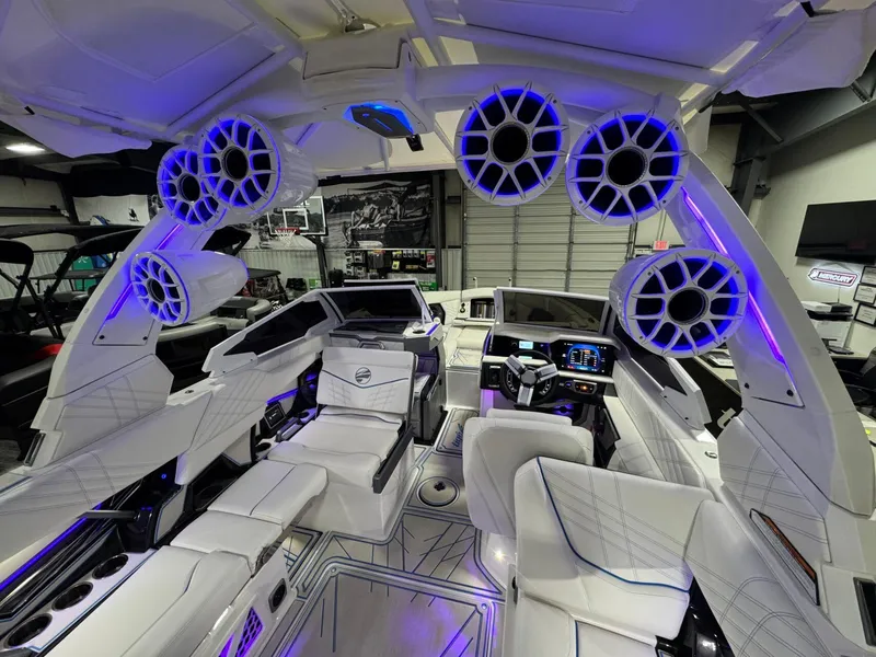 Slide: The Image of Tigé Ultré 25ZX 2025 - 3