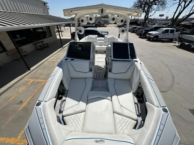 Slide: The Image of Tigé Ultré 25ZX 2025 - 30