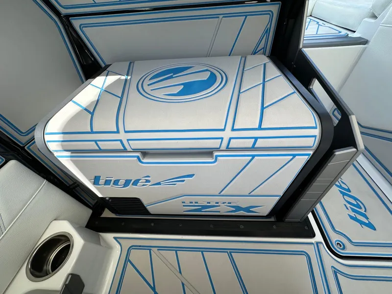 Slide: The Image of Tigé Ultré 25ZX 2025 - 31