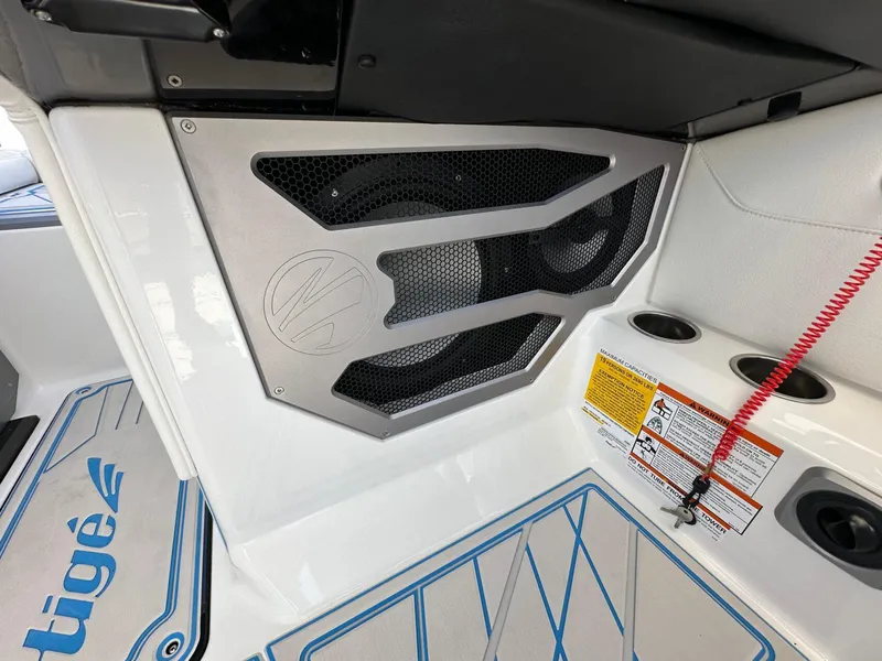 Slide: The Image of Tigé Ultré 25ZX 2025 - 32