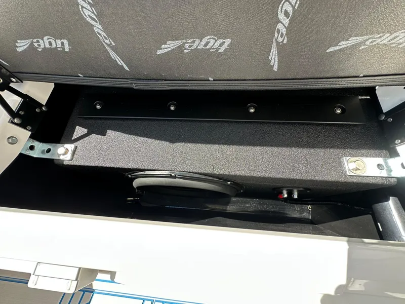 Slide: The Image of Tigé Ultré 25ZX 2025 - 34