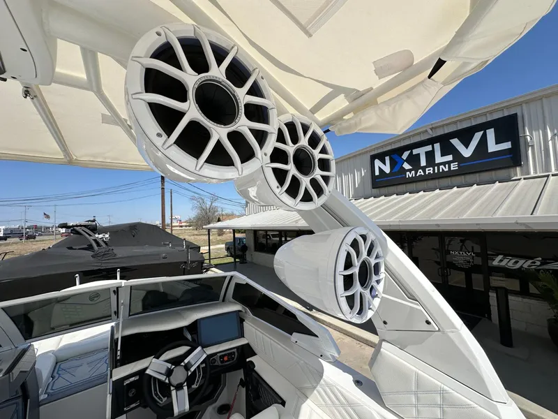 Slide: The Image of Tigé Ultré 25ZX 2025 - 36