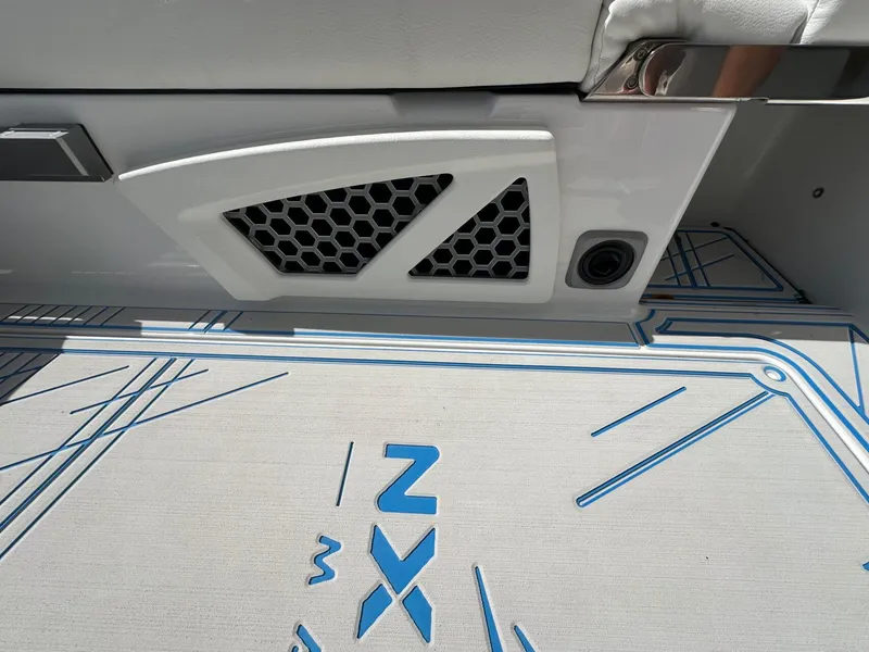 Slide: The Image of Tigé Ultré 25ZX 2025 - 37