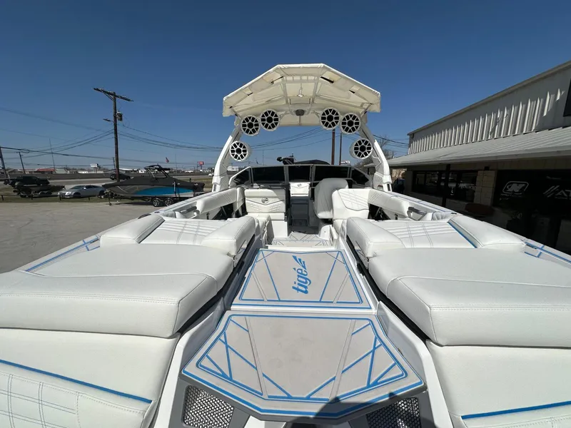 Slide: The Image of Tigé Ultré 25ZX 2025 - 38