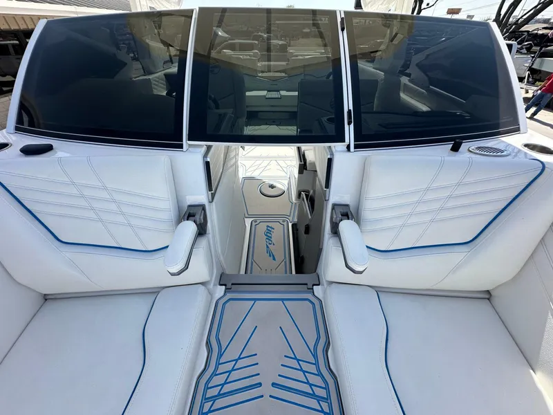 Slide: The Image of Tigé Ultré 25ZX 2025 - 39