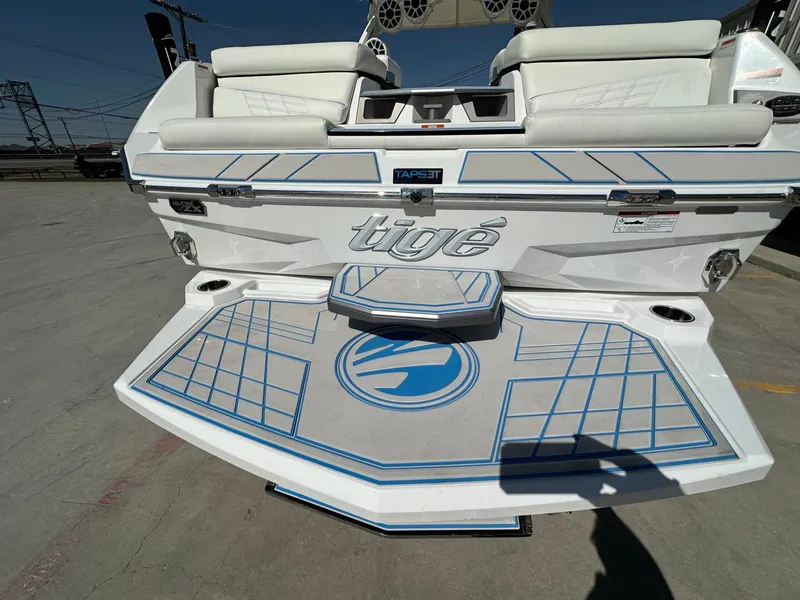 Slide: The Image of Tigé Ultré 25ZX 2025 - 42