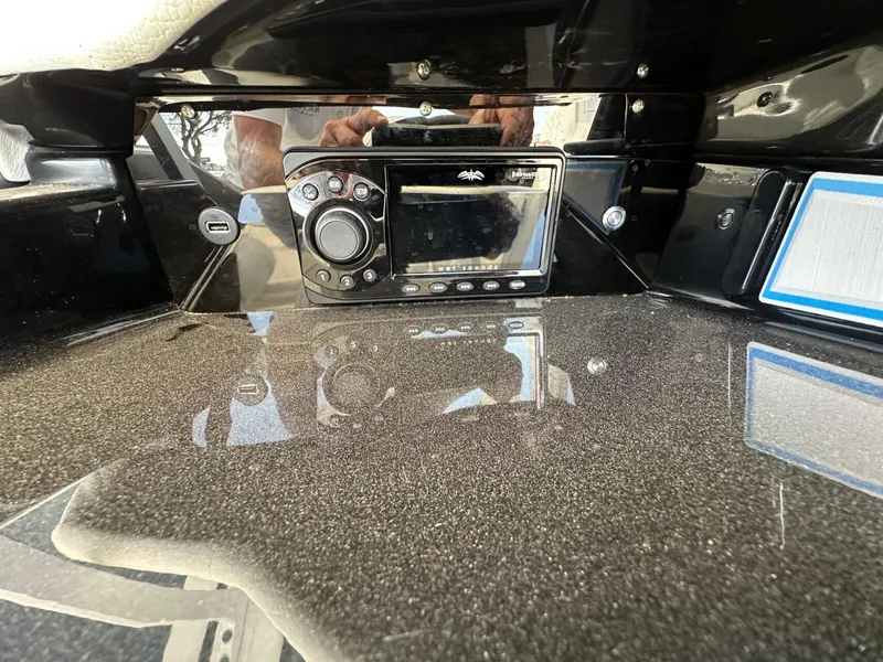 Slide: The Image of Tigé Ultré 25ZX 2025 - 47