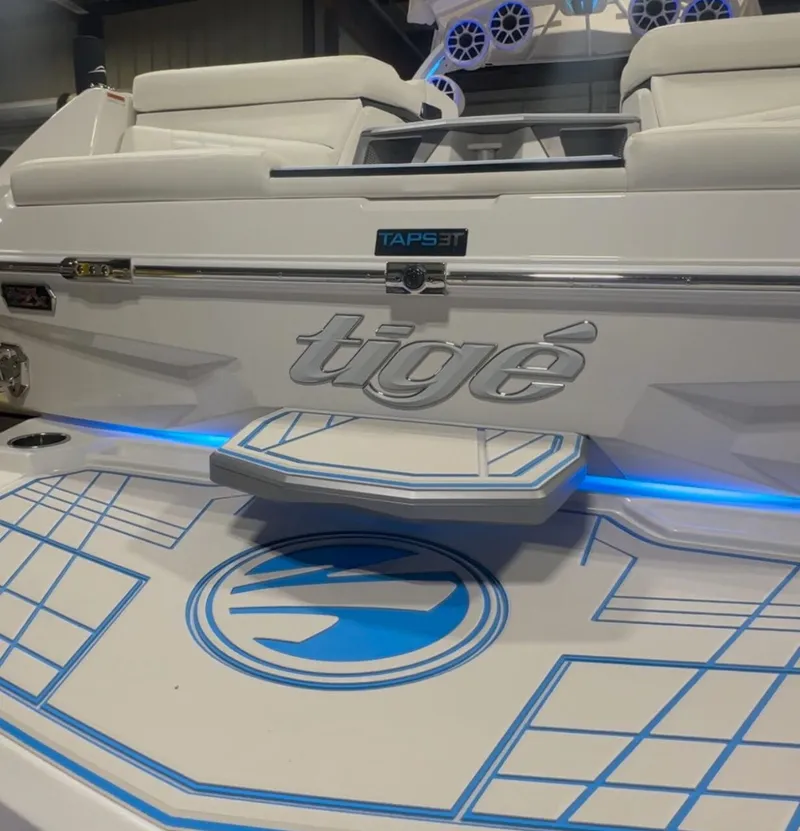 Slide: The Image of Tigé Ultré 25ZX 2025 - 5