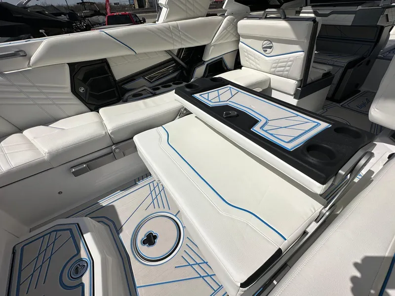 Slide: The Image of Tigé Ultré 25ZX 2025 - 52