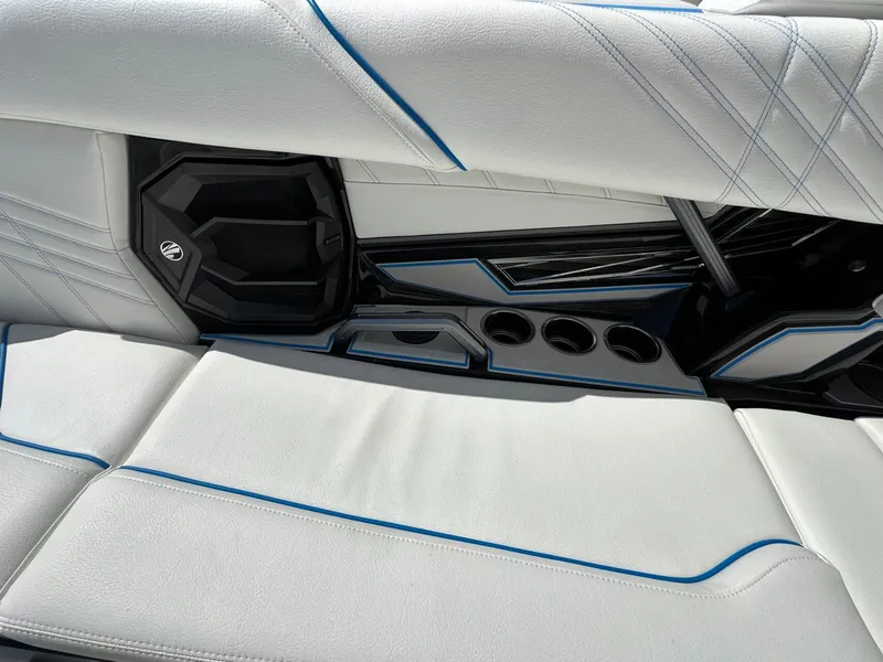 Slide: The Image of Tigé Ultré 25ZX 2025 - 53