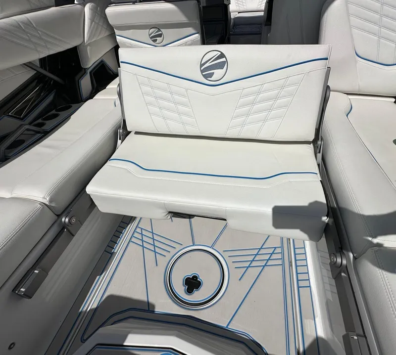 Slide: The Image of Tigé Ultré 25ZX 2025 - 54