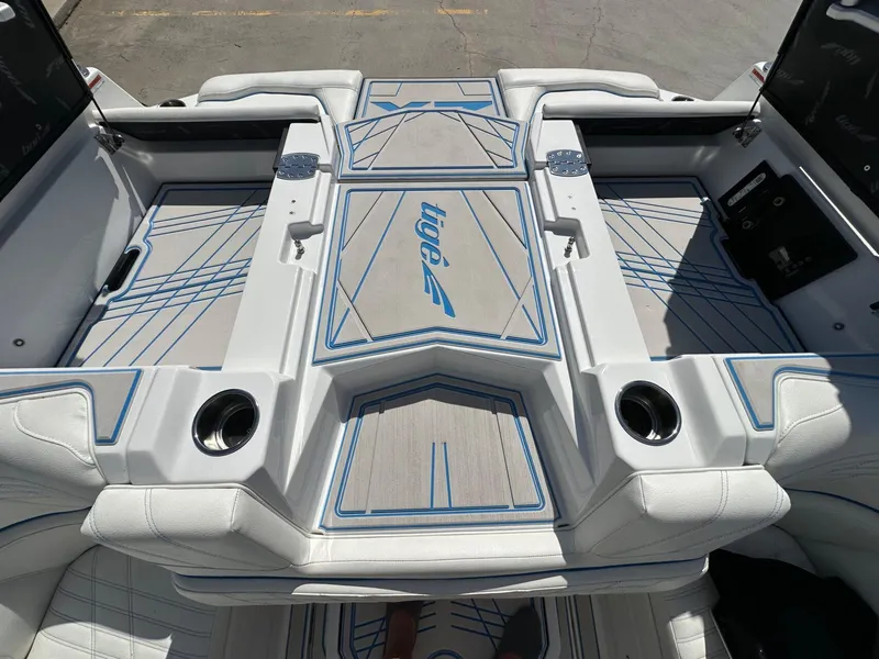 Slide: The Image of Tigé Ultré 25ZX 2025 - 55