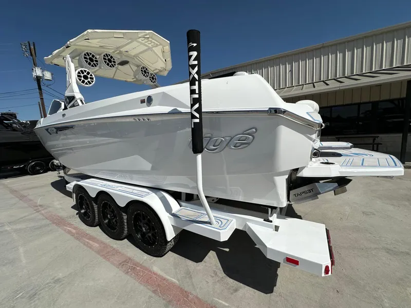 Slide: The Image of Tigé Ultré 25ZX 2025 - 7