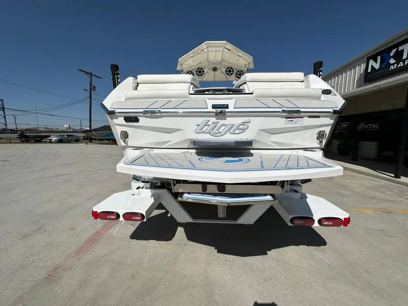 Slide: The Image of Tigé Ultré 25ZX 2025 - 8