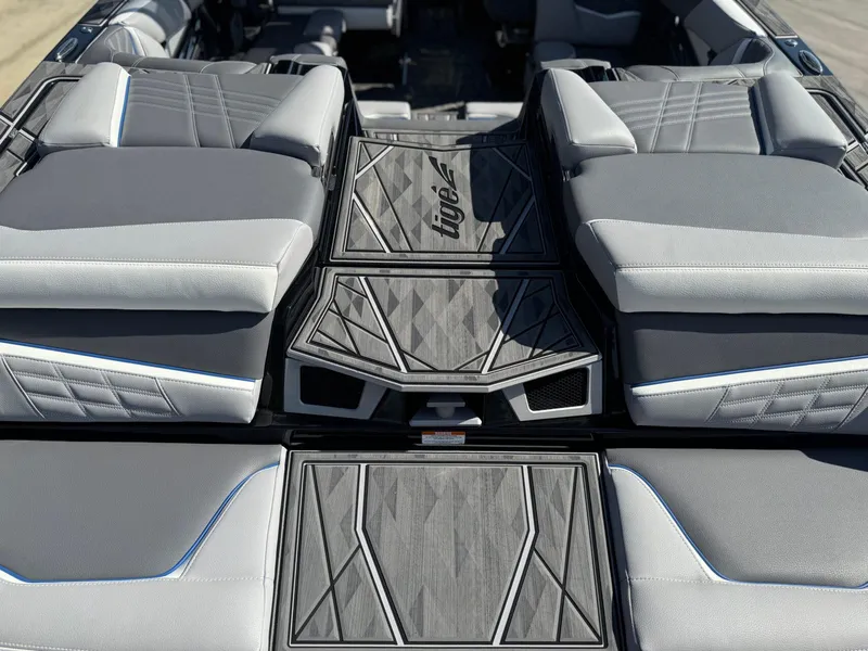 Slide: The Image of Tigé Ultré 23ZX 2024 - 10