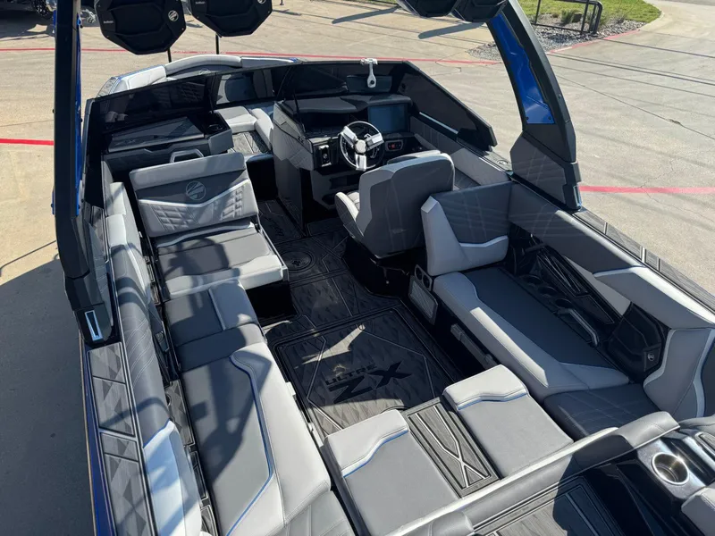 Slide: The Image of Tigé Ultré 23ZX 2024 - 11