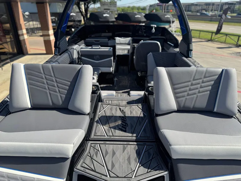 Slide: The Image of Tigé Ultré 23ZX 2024 - 14