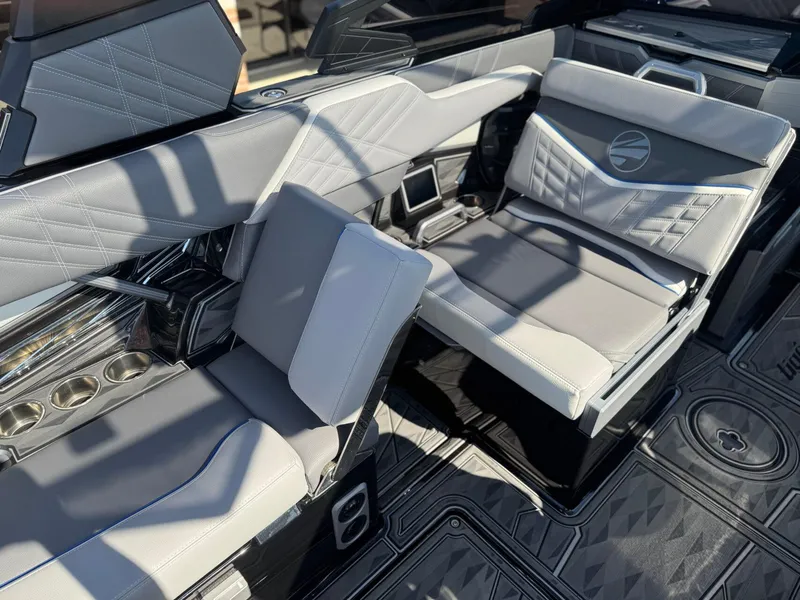 Slide: The Image of Tigé Ultré 23ZX 2024 - 17