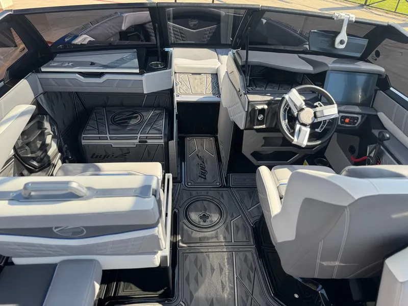 Slide: The Image of Tigé Ultré 23ZX 2024 - 18