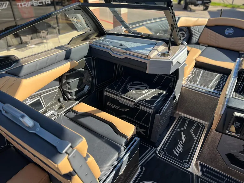 Slide: The Image of Tigé Ultré 25ZX 2025 - 11