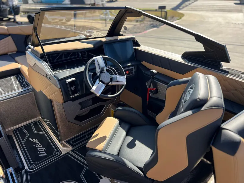 Slide: The Image of Tigé Ultré 25ZX 2025 - 12