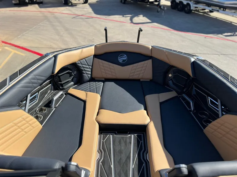 Slide: The Image of Tigé Ultré 25ZX 2025 - 13