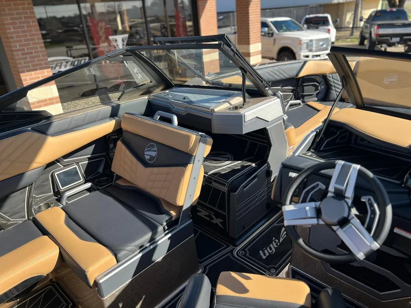 Slide: The Image of Tigé Ultré 25ZX 2025 - 15