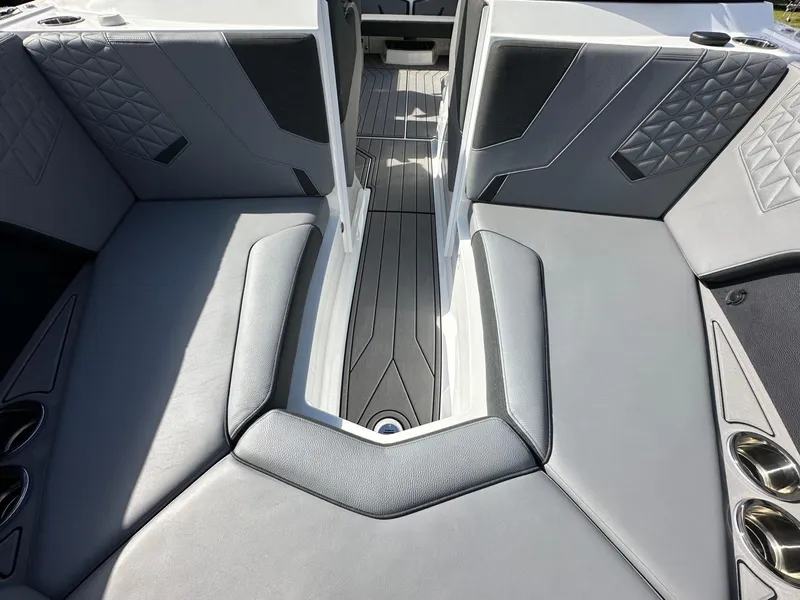 Slide: The Image of Nautique Super Air Nautique GS22 2025 - 23