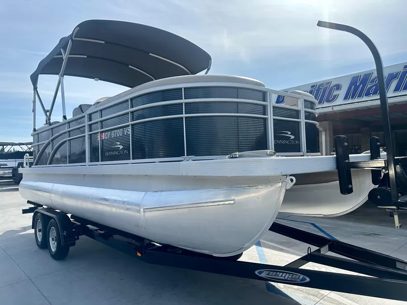 Slide: The Image of 2019 Bennington 22 SSX pontoon boat with Yamaha 115HP engine on trailer. - 10