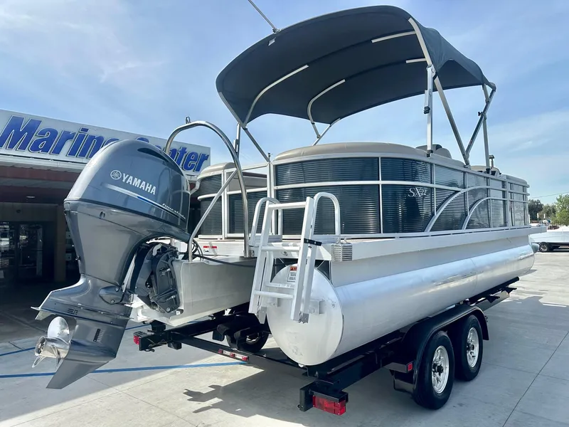 Slide: The Image of 2019 Bennington 22 SSX pontoon boat with Yamaha 115HP engine, parked on trailer. - 11