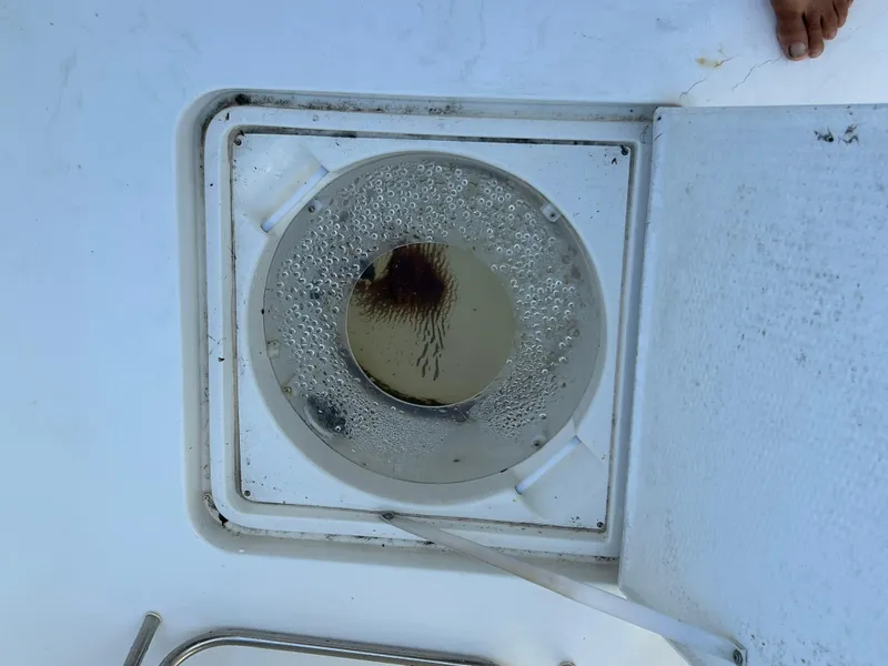 Slide: The Image of Livewell on 1995 Ocean Yachts 42 Super Sport, filled with water and bubbles. - 20