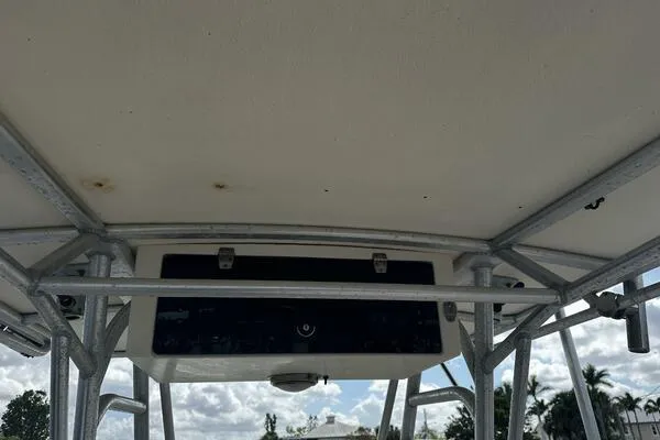 Slide: The Image of 2004 World Cat 270 TE Tournament Edition boat's overhead console and framework. - 18