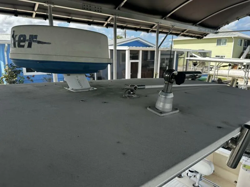 Slide: The Image of 2004 World Cat 270 TE Tournament Edition boat roof with radar and equipment. - 25