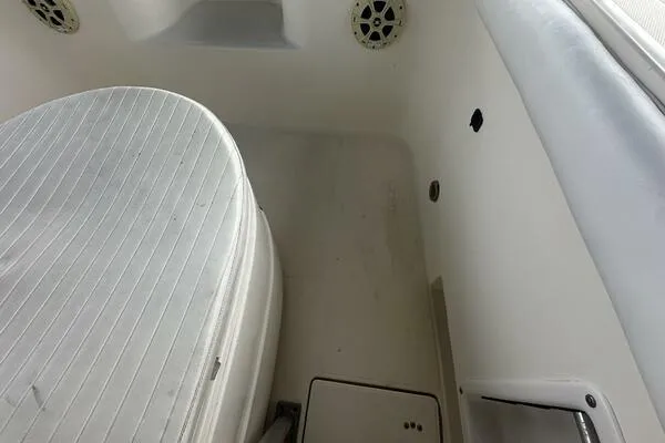 Slide: The Image of 2004 World Cat 270 TE Tournament Edition boat interior with seating and speaker. - 28