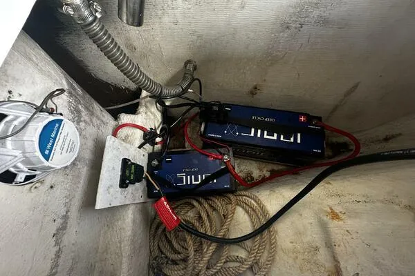 Slide: The Image of Battery setup in a 2004 World Cat 270 TE Tournament Edition boat compartment. - 32