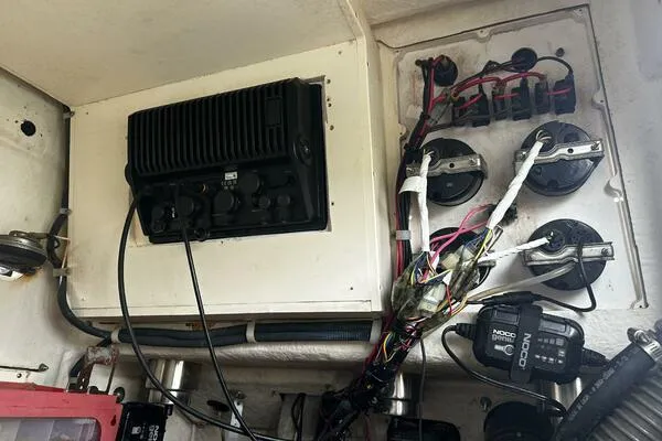 Slide: The Image of 2004 World Cat 270 TE Tournament Edition boat electronics and wiring panel. - 39