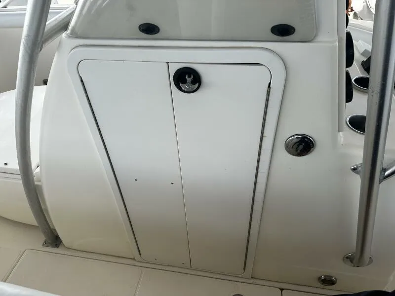 Slide: The Image of 2004 World Cat 270 TE Tournament Edition boat console with storage compartment. - 40