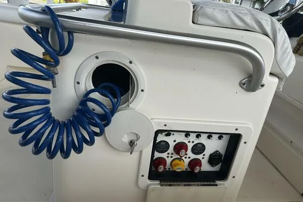 Slide: The Image of Control panel and coiled hose on a 2004 World Cat 270 TE Tournament Edition boat. - 46