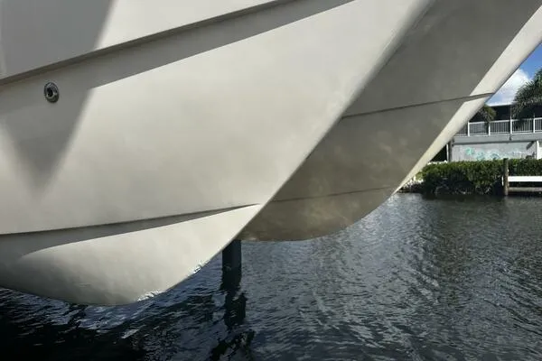 Slide: The Image of 2004 World Cat 270 TE Tournament Edition boat hull above water. - 6