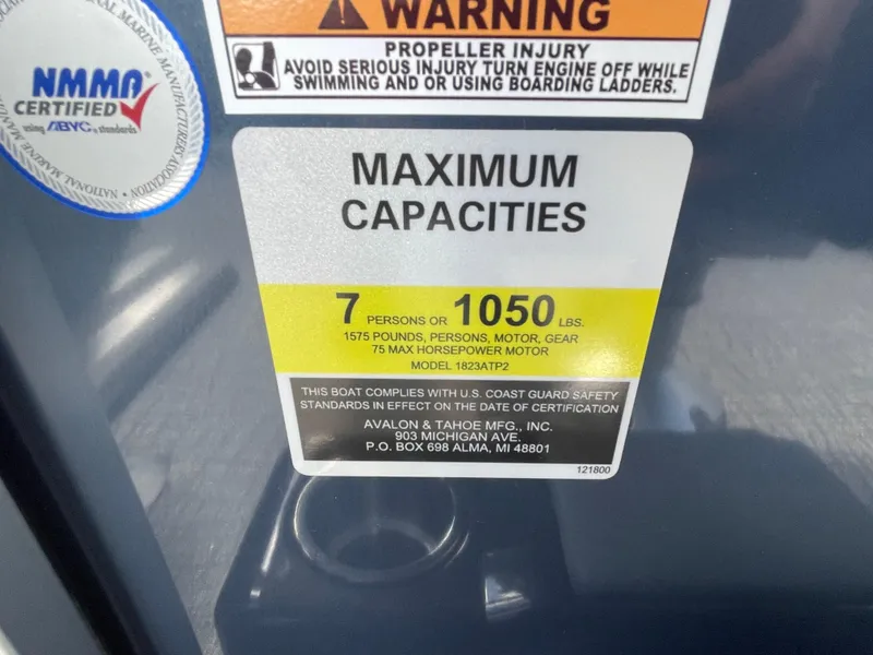 Slide: The Image of Maximum capacity label on 2025 Tahoe Pontoon 1980 SPORT CRUISE, 7 persons or 1050 lbs. - 19