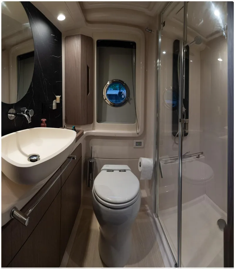 Slide: The Image of Azimut 50 fly 2022 - 55