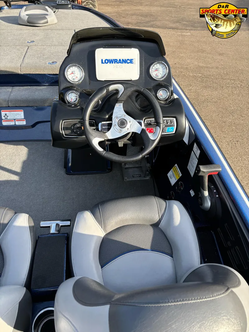 Slide: The Image of 2015 Nitro Z-9 boat cockpit with steering wheel and Lowrance system. - 7