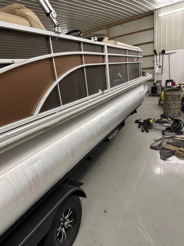 Slide: The Image of 2018 Bennington SX25 pontoon boat in a garage, side view. - 18