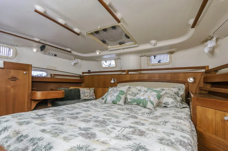 Slide: The Image of Luxurious cabin interior of 1997 Hunter 456 yacht with cozy bedding and wooden furnishings. - 42