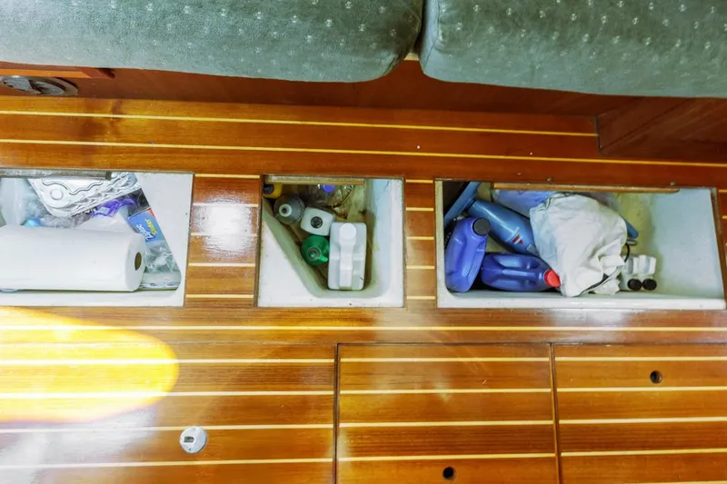 Slide: The Image of Hunter 450 1997 - 50