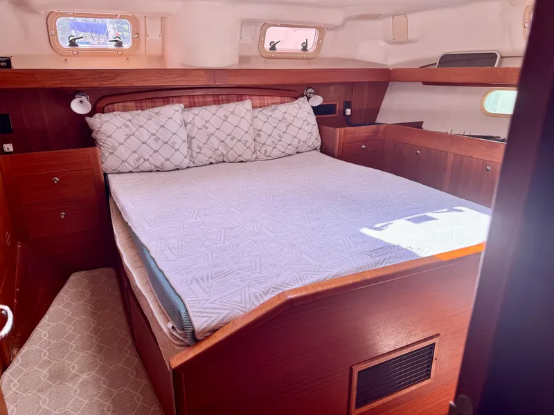 Slide: The Image of Hunter Passage 420 2003 - 60