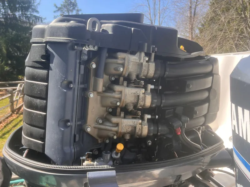 Slide: The Image of 2004 Robalo R225 Walkaround boat engine, Yamaha outboard, detailed view. - 11