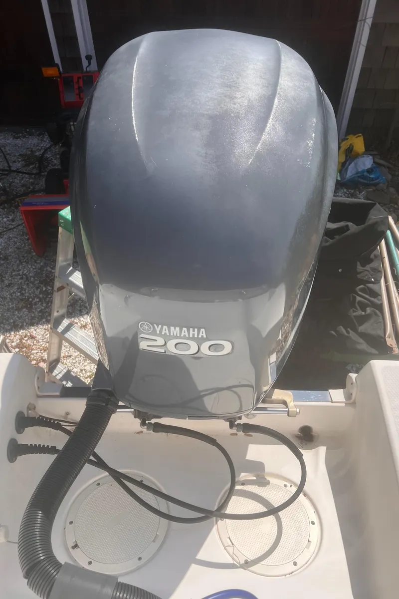 Slide: The Image of 2004 Robalo R225 Walkaround with Yamaha 200 outboard engine, rear view. - 38