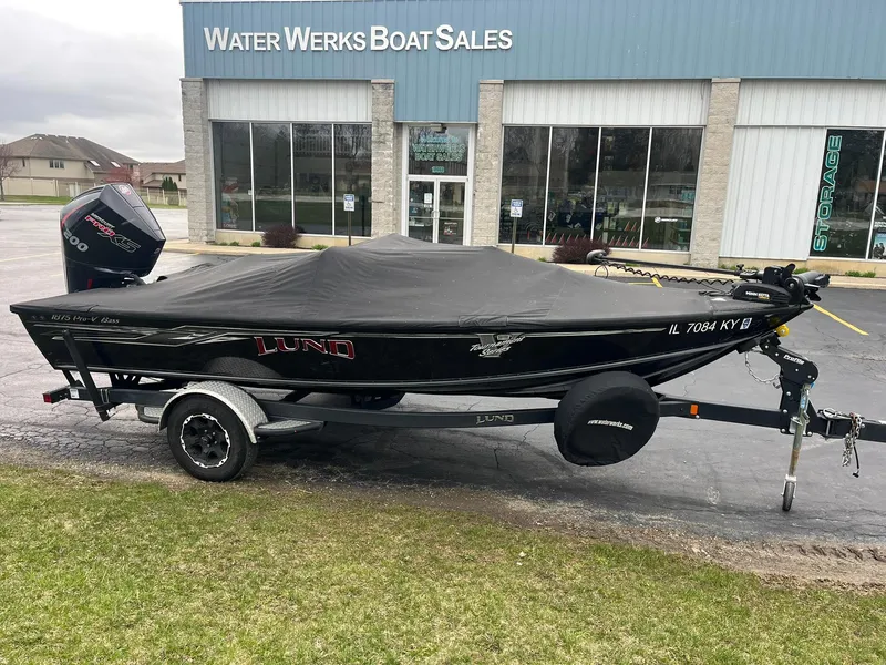 Slide: The Image of 2019 Lund 1875 Pro-V Bass XS boat with cover at Water Werks Boat Sales. - 34